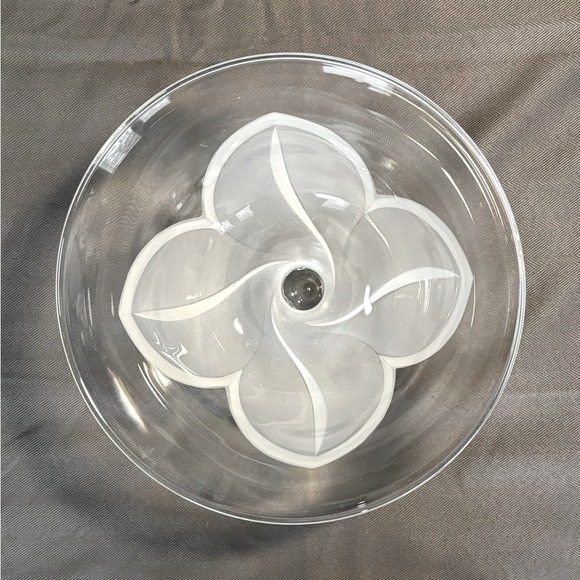 Clear Glass Bowl Immaculate Condition Pre-Owned Perfect for all Occasions. - Picture 4 of 5